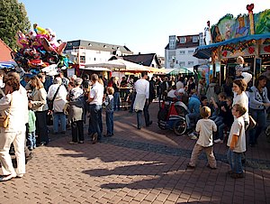 Der Markplatz gut belebt am Zwiebelmarkt  